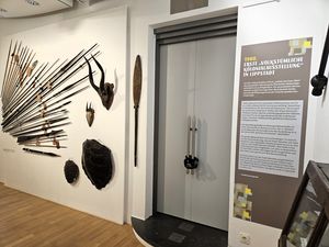 Zahlreiche Exponate in der Ausstellung „Die Ferne so nah“ wurden von der Stadt Warstein aus der Sammlung Loag zur Verfügung gestellt. Foto: Stadt Lippstadt