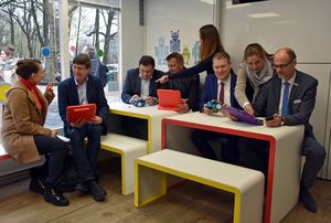 In der mobilen Digitalwerkstatt ging es direkt zur Sache. Unterstützt von den drei Trainerinnen übten sich (v.l.) Schulleiter Andreas Brauckmann, Staatssekretär Mathias Richter, die Landtagsabgeordneten Christof Rasche und Jörg Blöming sowie Bürgermeister Christof Sommer im Programmieren und Steuern eines Roboters. Foto: Stadt Lippstadt