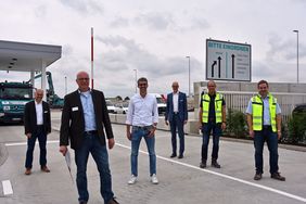 reuen sich über den „neuen“ Wertstoffhof: (v. l.) Daniel Utzel (Leiter des BBH Lippstadt), Michael Triphaus (ESG Soest), Carsten Knepper (Firma Knepper), Bürgermeister Christof Sommer, Uwe Radke und Torsten Rosemeier (beide Firma Knepper). Foto: Stadt Lippdstadt
