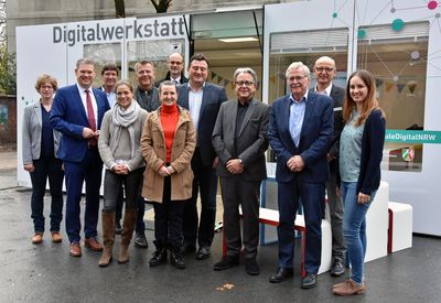 Die Digitalisierung in den Schulen ist ihnen allen ein großes Anliegen: Staatssekretär Mathias Richter (5.v.r.) sowie Vertreter von Stadtverwaltung, Bezirksregierung und Landespolitik kamen zum Startschuss der Projektwoche an der Friedrichschule. Foto: Stadt Lippstadt