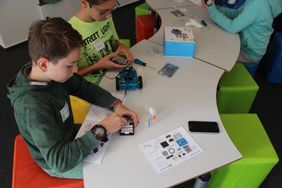 Bei der Kulturrucksackaktion lernten die Kinder wie ein Roboter gebaut und programmiert wird. Foto: Stadt Lippstadt