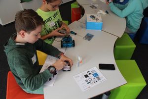 Bei der Kulturrucksackaktion lernten die Kinder wie ein Roboter gebaut und programmiert wird. Foto: Stadt Lippstadt