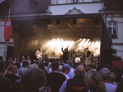 Ausgelassene Stimmung herrschte beim Lippstadt Open Air an sechs Abenden sowohl auf als auch vor der Bühne. Foto: Lippstadt App