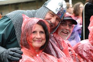 Die stellvertretende Bürgermeisterin Sabine Pfeffer gemeinsam mit Bernhard Bartscher alias Graf Bernhard und Mathias Marx auf dem Hansetag in Pskow. Foto: Stadt Lippstadt