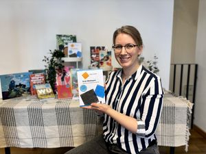 Maike Sprenger präsentiert den Gedichtband „Ovids Würfelspiel“ des Lyrikers Volker Sielaff. Dieser und viele weitere Gedichtbände können ab sofort in der Thomas-Valentin-Stadtbücherei ausgeliehen werden. Foto: Stadt Lippstadt