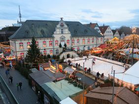 Weihnachtsmarkt - Eisbahn & Rathaus