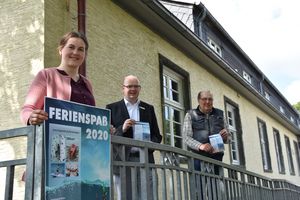 Die Ferien können kommen: Elisa Stellmacher, Michael Arens und Manfred Kappe freuen sich, dass der Ferienspaß auch unter besonderen Corona-Bedingungen stattfinden kann.Foto: Stadt Lippstadt