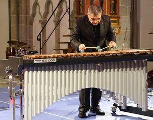 Musikschullehrer Arsen Ter-Tatshatyan verzaubert die Zuhörer am selten zu hörenden Marimbaphon. Foto: Conrad-Hansen-Musikschule