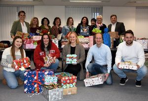 Kerstin Beckschulte (m. hinten), kommissarische Leiterin des Fachdienstes Ju-gend und Familie, Bürgermeister Arne Moritz, Sabine Pfeffer (vierte v. r.), stell-vertretende Bürgermeisterin und zahlreiche Mitarbeiter und Freiwillige sind auch dieses Jahr wieder im Einsatz für die Weihnachtswunschbaumaktion. Foto: Stadt Lippstadt