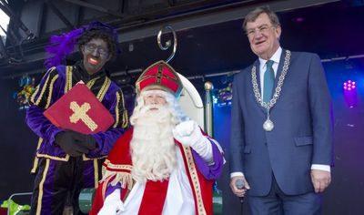 Bürgermeister Hellegers heißt den Sinterklaas in Uden herzlich willkommen Foto: Gemeinde Uden und Projekt HIERHOUDENWEVAN