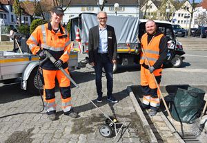 Beim Einsatz gegen Unkraut setzt der städtische Baubetriebshof ab sofort nur noch auf mechanische und thermische Verfahren. Sonja Hördler und Benjamin Feck präsentieren im Beisein von Baubetriebshofleiter Daniel Utzel wie es geht. Foto: Stadt Lippstadt