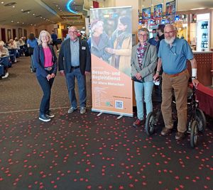 Freuen sich über eine gelungene Filmvorführung: (v.l.n.r.): Sylvia Helmig, Theodor Kremer, Claudia Bachmann und Dieter Rosenthal. Foto: Stadt Lippstadt
