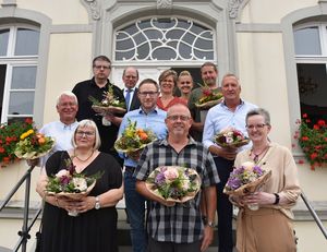 Die Glückwünsche vom Ersten Beigeordneten Stephan Tydecks, Jutta Kleegräfe, Fachdienstleiterin Personal, und der stellvertretenden Personalratsvorsitzenden Laura Sonntag (hintere Reihe v.l.) nahmen Erika Kötter, Norbert Voßebürger, Petra Rygula (1. Reihe v.l.), Günter Heinrichsmeier, Thorsten Schmidt, Udo Muckelmann (2. Reihe v.l.), Christian Dicke und Tobias Hegemann (3. Reihe v.l.) entgegen. Foto: Stadt Lippstadt