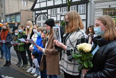 Schülerinnen und Schüler des Evangelischen Gymnasiums hatten die Geschichten der Familien Levy und Grüneberg aufgearbeitet und trugen sie im Rahmen der Veranstaltung – teils auf Englisch – vor. Foto: Stadt Lippstadt