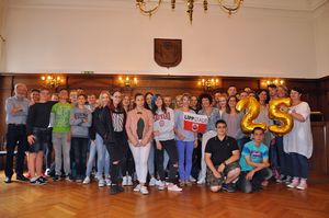 25 Jahre Schüleraustausch Eger-Lippstadt konnten die Schüler und Lehrer der Marienschule und des Janos Neumann Gymnasium jetzt feiern und brachten dementsprechend eine goldene „25“ mit zum Empfang im Rathaus. Foto: Stadt Lippstadt