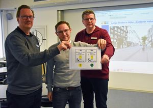 Stellten Pläne, Sperrungen und Umleitungen zum Umbau von Lange Straße Nord und Marktstraße vor: Jörg Bökenkötter, Fachdienstleiter Straßenbau, Thorsten Schmidt, Fachdienstleiter Sicherheit und Ordnung und Christian Dicke, Fachdienst Sicherheit und Ordnung (v.l.).  Foto: Stadt Lippstadt