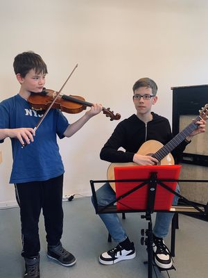 Nico Hellmann (Violine) und Tyler Sugandi (Gitarre) spielen beim Musikschulkonzert in der Alten Kapelle der Stadtbücherei. Foto: Conrad-Hansen-Musikschule