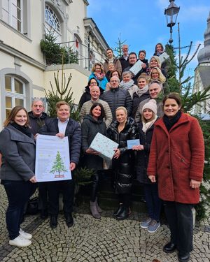 Die Weihnachtswunschbaumaktion startet: An zahlreichen Stellen im Stadtgebiet können die Wünsche an Weihnachtsbäumen abgeholt werden. Möglich wird das auch in diesem Jahr durch die Beteiligung zahlreicher Firmen und Institutionen. Foto: Stadt Lippstadt