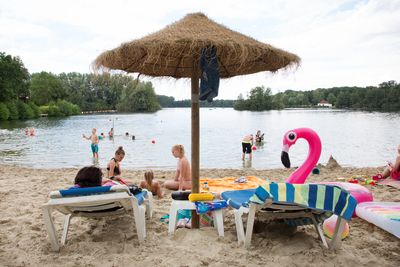 Strand-Szene am Alberssee als Symbolbild für Reise