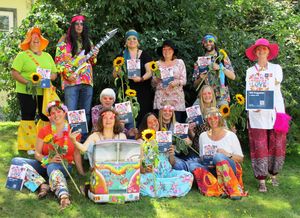 "All you need is love": VHS-Chefin Frauke Mönkeberg (r.) und ihr Team präsentieren das aktuelle VHS-Programmheft. Foto: VHS Lippstadt