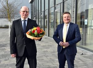 Einstimmig wählte der Rat der Stadt Lippstadt am Montagabend Stephan Tydecks zum neuen Ersten Beigeordneten der Stadt Lippstadt. Bürgermeister Arne Moritz gratulierte im Namen von Rat und Verwaltung. Foto: Stadt Lippstadt