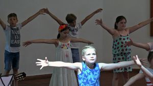 "Darüber muss ich nachdenken – Wir und die Welt": Das gemeinsame Schauspielprojekt der Conrad-Hansen-Musikschule mit der Nikolaischule und der Schule Im Grünen Winkel berührte das Publikum. Foto: Dagmar C. Weinert