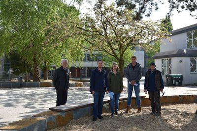 Gemeinsam mit Projektleiterin Michaela Lange freuen sich auch (v.l.) Fachdienstleiter Grünflächen Lothar Dreckhoff, Birger Prolingheuer (Landschaftsarchitekturbüro), Bauleiter Uwe Hölscher und Polier Thomas Linne über die gelungene Schulhofumgestaltung. Foto: Stadt Lippstadt