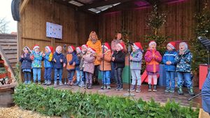 Die Vorschulkinder der Kita Rixbeck unterhielten die Besucher des Weihnachtsmarktes mit ihrem einstudierten Programm. Foto: Stadt Lippstadt