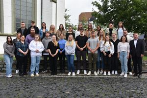 Willkommen in der Stadtverwaltung: Bürgermeister Arne Moritz und Ausbil-dungsleitung Johanna Haneke begrüßten die neuen Auszubildenden. Foto: Stadt Lippstadt