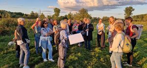 Petra Salm vom ABU (Mitte) berichtet den Unternehmerinnen von den Natur- und Artenschutzmaßnahmen in den Lippeauen
