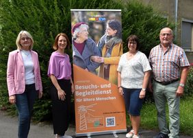 Theodor Kremer (r.) , Sylvia Helmig (l.) und Fachdienstleitern Sonja von Zons (zweite v. r.) vom Fachdienst Soziales und Integration der Stadt Lippstadt freuen sich über die Unterstützung für das Projekt Besuchs- und Begleitdienst durch die Stiftung Hellweg-Region und bedanken sich bei Geschäftsführern Tina Schwartze (zweite v. l.) für die Spende über 500 Euro.  Foto: Stadt Lippstadt