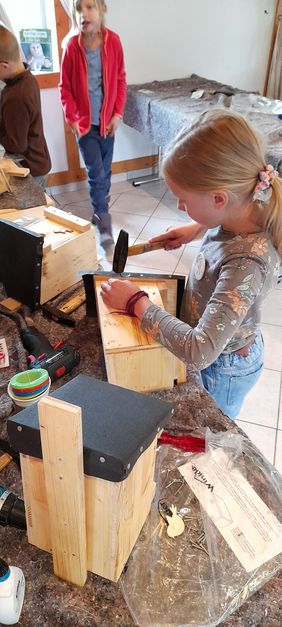 Mit Hammer, Säge und Bohrer entstanden Nistkästen für heimische Vögel. Foto: Stadt Lippstadt
