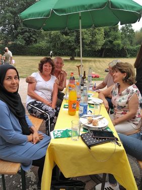 Mit großer Freude haben die ehemaligen Flüchtlinge einer Unterkunft an der Cappeler Stiftsallee ihre Freunde und Förderer mit Leckereien versorgt. Foto: Stadt Lippstadt