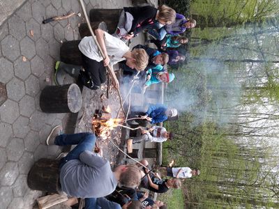 Der letzte Abend klang am gemeinsamen Lagerfeuer aus, und bis in die Dunkelheit hinein wurde hier erzählt und im Feuer gestochert. Foto: Stadt Lippstadt