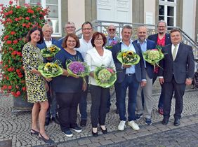 Bürgermeister Arne Moritz (r.) dankte den Ratsjubilaren für ihr langjähriges ehrenamtliches Engagament (v.l.): Sabine Pfeffer, Bernhard Hörstmann-Jungemann, Christine Goussis, Oliver Bertelt, Wilhelm Helmig, Helga de Horn, Mathias Marx, Klaus Fürstenberg und Klaus Marke. Es fehlen: Klaus Laufkötter, Gunther Schmich, Siegfried Pfenninger, Detlef Cramer und Holger Künemund.   Foto: Stadt Lippstadt