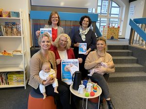 Regina Heipieper, Birgit Blumenröhr (hinten v. l.) und Verena Gimm-Burnic (vorne l.) von der Mobilen Beratung der Stadt Lippstadt sowie die Still- und Laktationsberaterinnen Maria Buntenkötter und Helena Daudrich (vorne Mitte, r.) vom Evangelischen Krankenhaus freuen sich darauf, im Nestcafé viele Besucherinnen und Besucher willkommen zu heißen. Foto: Stadt Lippstadt