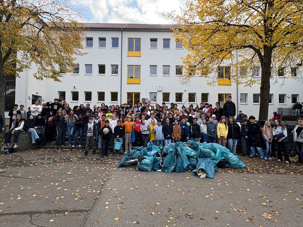 Müllsammelaktion an der Edith-Stein Schule im Herbst 2025