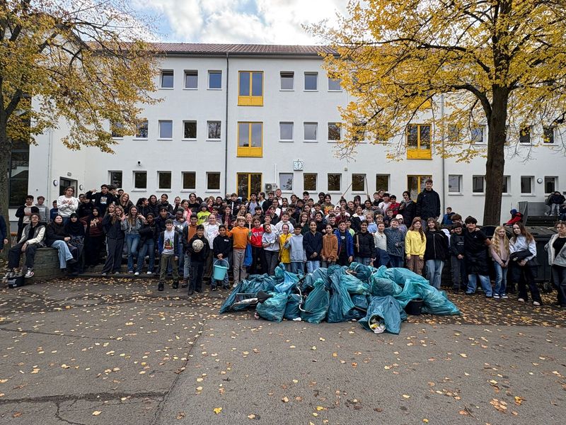 Müllsammelaktion an der Edith-Stein Schule im Herbst 2025