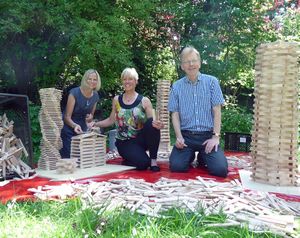 Eine Holzbaustelle für Kinder und Familien zum Ausleihen stellten jetzt Silvia Wolf, Steffi Jungeblodt (Verein für unsere Kinder e.V.) und Frank Osinski vom Jugend- und Familienbüro der Stadt Lippstadt vor. Foto: Stadt Lippstadt