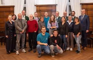 Bürgermeister Alexander Tschense würdigte die drei Preisträger des Heimat-preises 2025 im Rathaussaal. Foto: Stadt Lippstadt