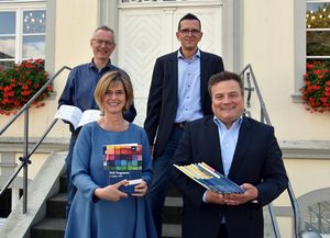 15 VHS-Programme sind seit 2012 unter der Feder von Frauke Mönkeberg veröffentlicht worden. Nun macht sich die VHS-Leiterin auf zu neuen beruflichen Ufern und wurde von Bürgermeister Arne Moritz (r.), Fachbereichsleiter Hartmut Neutzler (hinten rechts) und Fachdienstleiter Wolfgang Streblow verabschiedet.  Foto: Stadt Lippstadt