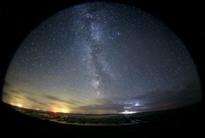 Die Milchstraße erstreckt sich über dem Wattenmeer vor der nordfriesischen Insel Pellworm. Foto: Dr. Andreas Hänel