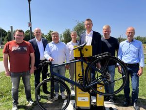 (v.l.n.r.) Marius Hiedels (Stadt Lippstadt), Klaus Hasenpusch (Vorstand ADAC-Ortsclubs), Bürgermeister Arne Moritz, Dirk Krüger (Bereichsleiter Technik, Verkehr und Umwelt, ADAC), Thomas Frisse (Vorstand Touristik, ADAC), Christian Kleineheilmann und  Heinrich Horstmann (beide Stadt Lippstadt) freuen sich über die neue Radservicestation am Jahnplatz.  Foto: Stadt Lippstadt