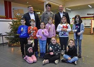 An der Grundschule im Kleefeld sind die LED-Blinkis bereits im Einsatz. Bürgermeister Arne Moritz, Schulleiterin Helga Schäfermeier und Thomas Raulf von der Sparkasse Hellweg-Lippe freuen sich darüber, dass die LED-Blinklichter in der dunklen Jahreszeit für mehr Sicherheit im Straßenverkehr sorgen. Foto: Stadt Lippstadt