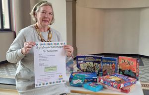 Eine vielfältige Spielesammlung wartet auf die Seniorinnen und Senioren beim Spielenachmittag in der Thomas-Valentin-Bücherei. Angelika Bittner freut sich schon auf zahlreiche Teilnehmerinnen und Teilnehmer. Foto: Stadt Lippstadt