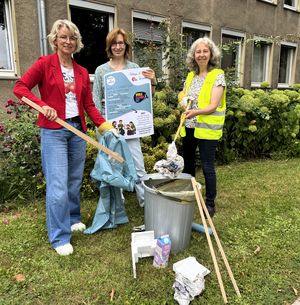 Birgit Specovius, Heike Paesel und Kerstin Werner von der Stadt Lippstadt freuen sich auf viele Teilnehmerinnen und Teilnehmer beim „City Cleanup“ zum World Cleanup Day 2025. Foto: Stadt Lippstadt
