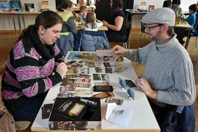 „Escape-Room“ als Brettspiel: Während die Zeit läuft, gilt es, gemeinsam Fragen zu beantworten und Aufgaben zu lösen. Foto: Stadt Lippstadt