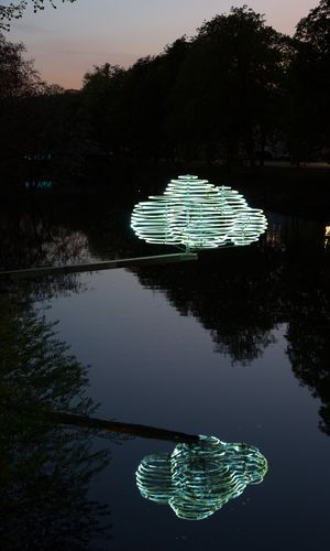 Das Lichtkunstwerk „Cumulus“ finden Interessierte direkt am Stadttheater. 
