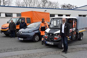 (v.l.) Jürgen Brieskorn, technischer Leiter des Stadttheaters, mit dem CNG-Pritschenwagen, Wilhelm Jütte von der Stadtwacht mit dem Renault ZOE und Jan Mertens mit dem Elektronutzfahrzeug der Stadtbildpflegekolonne. Bei der Anschaffung neuer Fahrzeuge prüft Baubetriebshofleiter Daniel Utzel (r.), ob es aus dem Bereich der alternativen Antriebe leistungsfähige Fahrzeuge für den vorgesehenen Einsatz gibt.  Foto: Stadt Lippstadt