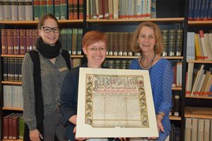 Dr. Marlies Wigge vom Heimatbund Lippstadt (r.) übergibt den Gesellenbrief an das Stadtarchiv. Dr. Claudias Becker (m.) und Anna Krakowski (l.) freuen sich sehr über das einzigartige Schriftstück. Foto: Stadt Lippstadt